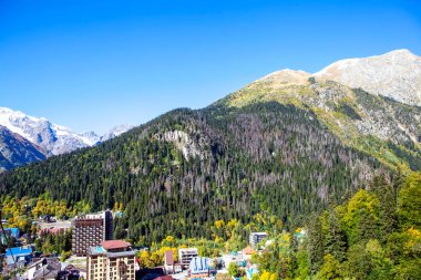 Kafkas Dağları 'nın ve Dombay köyünün resimli bir manzarası. Karachay-Çerkessia. Çekim tarihi: 7 Ekim 2020