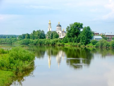 Tura Nehri ve Başmelek Michael Katedrali. Merkushino Köyü. Sverdlovsk bölgesi. Rusya