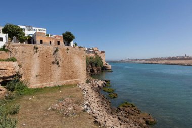 Endülüs Duvarı (Andalusier Mauer) şehri okyanustan ayırır. Rabat. Fas. Çekim tarihi 2 Haziran 2013