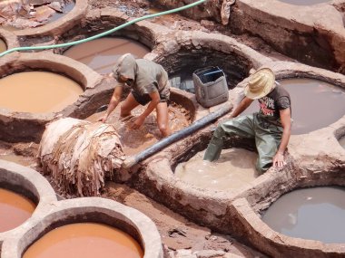 Bunlar, MoroCCO - 31 Mayıs 2013: Shouar 'ın deri tabakhanelerinde ve boya evlerinde deri işleme fotoğrafları.