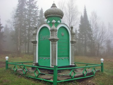 Kedrovka köyü yakınlarındaki Obelisk 
