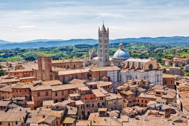 Tepeli çatılar ve hindi manzaralı Ankara binaları