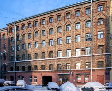 Eski tuğla binalı karlı cadde, St. Petersburg, Rusya