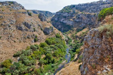 Dağların kayalık sahil manzarası.