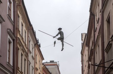 Eski kasabada bir maymunla ip cambazı heykeli. Lublin. Poland.Çekim tarihi 29 Nisan 2019