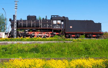 ER-788-81 Sovyet buharlı lokomotifi, Sortavala kentindeki tren istasyonunda bulunan bir anıttır. Karelia. Rusya. Çekim tarihi 14 Haziran 2017.