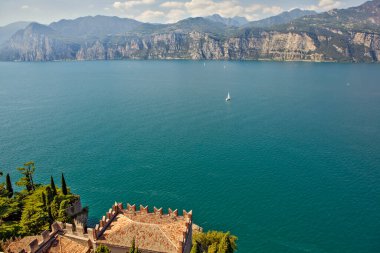 Scaligers Kalesi ve Garda Gölü. Malcesine. İtalya