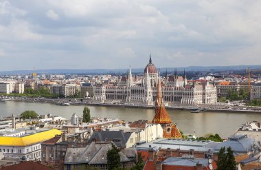 Dunay ve Macar Parlamento Binası ile Budapeşte manzarası yükseldi 