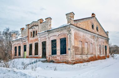 Kış günü eski bir ev.