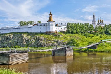 Tura Nehri kıyısında Verkhoturye Kremlin. Verkhoturye. Sverdlovsk bölgesi. - Rusya. Çekim tarihi: 17 Haziran 2015
