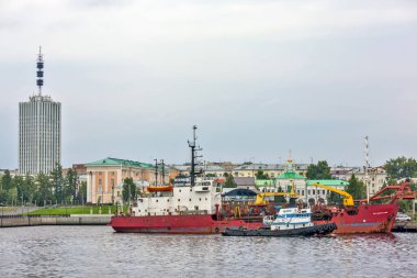 Gökdelen, eski Ekonomi Konseyi ve gemilerinin binası. Arkhangelsk. - Rusya. Tarih 20 Ağustos 2017.