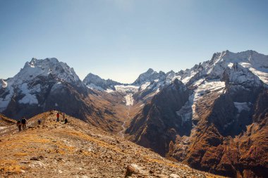 Dombay-Ulgen, Dzhuguturluchat ve Ine Peak dağlarının resimli zirveleri. Dombay. Rusya