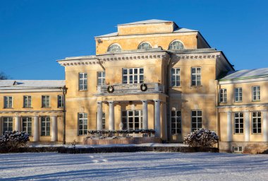 Kar ve mavi gökyüzü ile Stroganov Sarayı, Andrianovo, Rusya