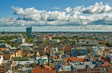 RIGA, LATVIA - 22 AĞUSTOS 2018: St. Peter kilisesinin kulesindeki şehir manzarası fotoğrafı.