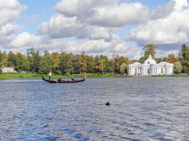 Gondol Grotto Pavilion 'un önünde. Catherine Park. Puşkin şehri. St. Petersburg 'da. Çekim tarihi 21 Eylül 2012