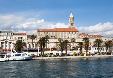 BÖLÜM, CROATIA - 03 Mayıs 2019: denizden Diocletian Sarayı 'na ve St. Douai Katedrali' nin çan kulesine Renkli Görüntü Fotoğrafı.
