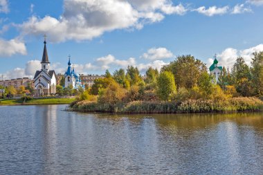 Srednerogatsky göleti, Aziz George Kilisesi ve İsa 'nın Doğumu Kilisesi' ne bakıyor. Pulkovo Parkı. St. Petersburg 'da. Rusya
