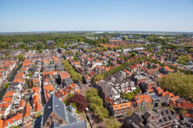 Hollanda 'nın Delft şehrinin güneş ışığındaki hava görüntüsü