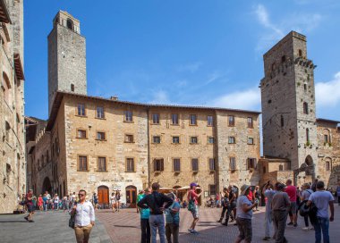 SAN GIMIGNANO, ITALY - 15 Eylül 2018: Torri dei Salvucci 'nin fotoğrafı - ikiz kuleler, Torre Ronoza, veya Saat Kulesi veya Piazza del Duomo veya Katedral Meydanı üzerindeki Podesta Kulesi