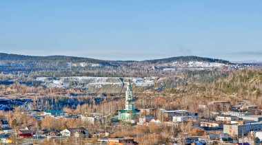  Nizhny Tagil evleri, kilise ve mavi gökyüzü