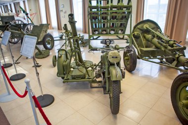 VERKHNYAYA PYSHMA, RUSSIA - 11 Nisan 2018: Büyük Vatanseverlik Savaşı silahlarının toplanma fotoğrafı. Askeri teçhizat Müzesi Uralların Savaş Zaferi.