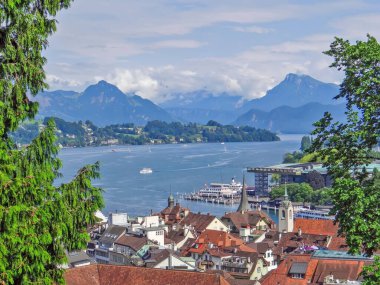Lucerne, İsviçre 'de binalar, limanlar ve isimler aydınlatılıyordu.