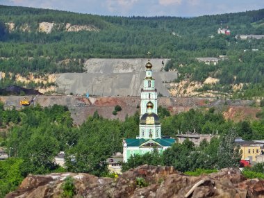 Kutsal Üçlemeci Katedrali. Fox Dağı 'ndan görüntü. Nizhny Tagil, Sverdlovsk bölgesi. Çekim tarihi: 24 Haziran 2014