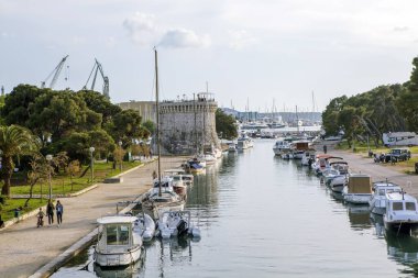 TROGIR, CROATIA - Mayıs 03, 2019: Kanalın kıyısındaki St. Mark kulesinin fotoğrafı.