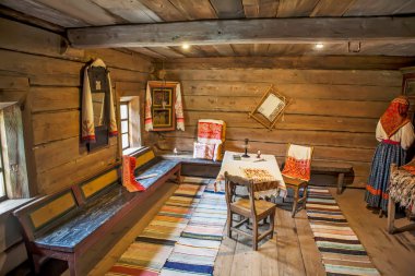 MALYE KORELY, RUSSIA - 21 AĞUSTOS 2017: Kuzeydeki evin iç dekorasyon fotoğrafı. 