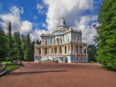 ORANIENBAUM, RUSSIA - 10 Haziran 2012: Sliding Hill Pavilion 'un Fotoğrafı