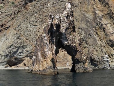 Şeytan 'ın Kapısı kayaları ve kıyı uçurumları parlak güneş ışığında, Koktebel.