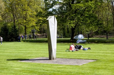 OTTERLOO, HOLLAND - 2 Mayıs 2018: De Hoge Veluwe parkındaki Heykellerin Fotoğrafı.