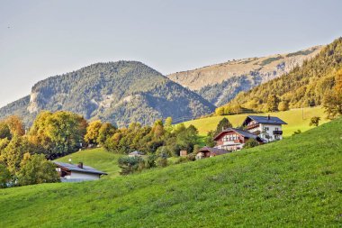 Dağların arka planına karşı resimli kırsal evler. Salzkammergut. Avusturya. Çekim tarihi 19 Eylül 2018