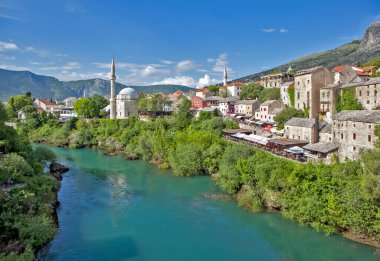 MOSTAR, BOSNIA VE HERZEGOVINA - MAYIS 02, 2019: Radobla nehri boyundaki Picturesque manzara