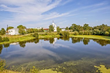 Nehir manzaralı kilise ve köy evleri, Aramashevo, Rusya