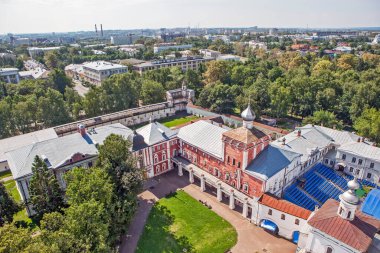 Vologda Kremlin 'in avlusu ve kale duvarları. St. Sophia Katedrali 'nin çan kulesinden görüntü. Vologda. Rusya. Çekim tarihi 3 Ağustos 2018.