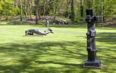 OTTERLOO, HOLLAND - 2 Mayıs 2018: De Hoge Veluwe parkındaki Heykellerin Fotoğrafı.