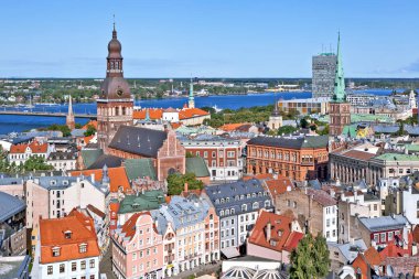 RIGA, LATVIA - 22 AĞUSTOS 2018: St. Peter kilisesinin kulesindeki şehir manzarası fotoğrafı.