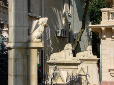 Gargoyle 'lar. Gotik çeşme. Old Park Kültür Merkezi 'nin girişindeki heykeller. Kabardinka köyü, Krasnodar Bölgesi. Çekim tarihi: 3 Eylül 2011