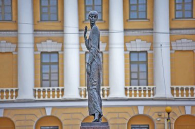 PETERSBURG, RUSSIA - 02 Aralık 2018: Voskresenskaya Embankment 'teki Anna Akhmatova Anıtı