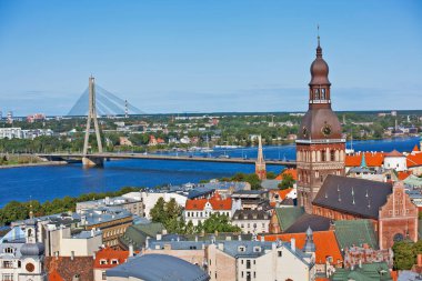 RIGA, LATVIA - 22 AĞUSTOS 2018: St. Peter kilisesinin kulesindeki şehir manzarası fotoğrafı.
