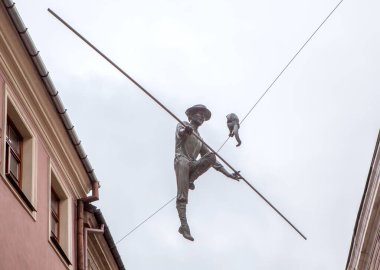 Eski kasabada bir maymunla ip cambazı heykeli. Lublin. Poland.Çekim tarihi 29 Nisan 2019