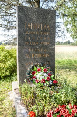 Abram Hannibal 'ın mezarı. Voskresenskoe. Gatchina bölgesi. Leningrad bölgesi. - Rusya. Çekim tarihi 8 Ağustos 2015