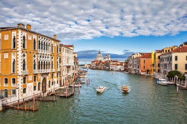 İtalya, Venedik 'te su kanalındaki teknelerin manzarası