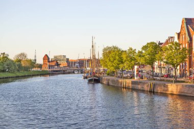 Trave nehri ile akşam manzarası. Lubeck. Alman. Çekim tarihi 7 Mayıs 2018.