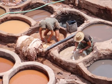 Bunlar, MoroCCO - 31 Mayıs 2013: Shouar 'ın deri tabakhanelerinde ve boya evlerinde deri işleme fotoğrafları.