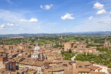 Tepeli çatılar ve hindi manzaralı Ankara binaları