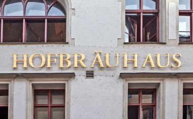 İmza tahtası. Ana giriş. Hofbruhaus. Bira restoranı. Münih. Almanya. Çekim tarihi 10 Eylül 2018