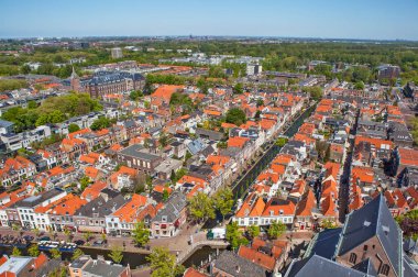 Hollanda 'nın Delft şehrinin güneş ışığındaki hava görüntüsü