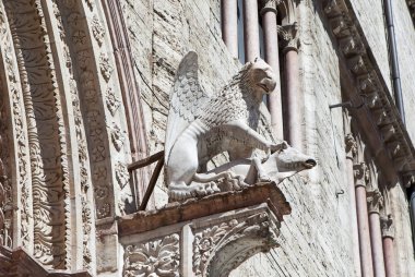- Griffin. Binanın ön cephesinde heykel var. Perugia, İtalya. Çekim tarihi 5 Mayıs 2014